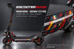 IRONFORGE – Holo-Effekt simuliert; +24,99 EUR Aufpreis. Digitale Materialsimulation, keine physische Druckprobe. Nur Body-Skin; Trittbrett und Felgenaufkleber separat; Scooter nicht enthalten.