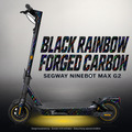 SEGWAY NINEBOT G2 MAX SKIN | BLACK RAINBOW FORGED CARBON – Studiofoto mit Licht in der Skinfarbe; Scooter und Beleuchtung separat erhältlich