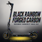 SEGWAY NINEBOT G2 MAX SKIN | BLACK RAINBOW FORGED CARBON – Studiofoto mit Licht in der Skinfarbe; Scooter und Beleuchtung separat erhältlich