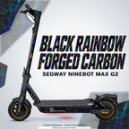 SEGWAY NINEBOT G2 MAX SKIN | BLACK RAINBOW FORGED CARBON – Designvisualisierung mit Lichtschein in Skin-Farben. Scooter nicht enthalten; Beleuchtung separat erhältlich.