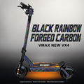 VMAX NEW VX4 SKIN | BLACK RAINBOW FORGED CARBON – Studiofoto mit Licht in der Skinfarbe; Scooter und Beleuchtung separat erhältlich