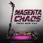 VMAX NEW VX4 SKIN | MAGENTA CHAOS – Studiofoto mit Licht in der Skinfarbe; Scooter und Beleuchtung separat erhältlich
