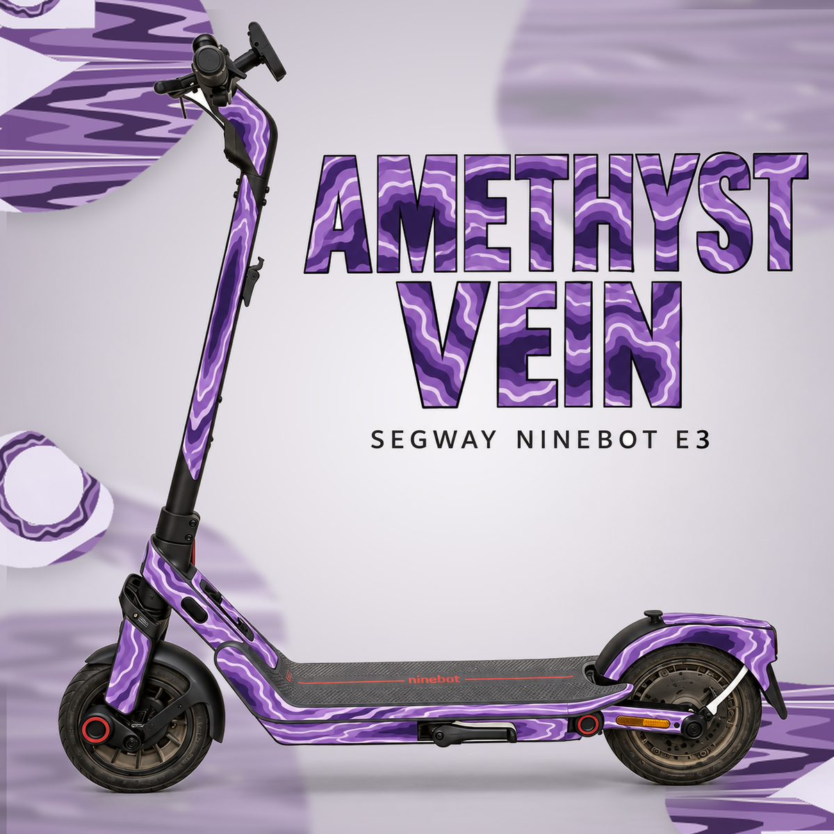 AMETHYST VEIN für Segway Ninebot E3: violette und fliederfarbene Mineralschichten mit hellen Adern; große Designschrift, originale graue Trittmatte.