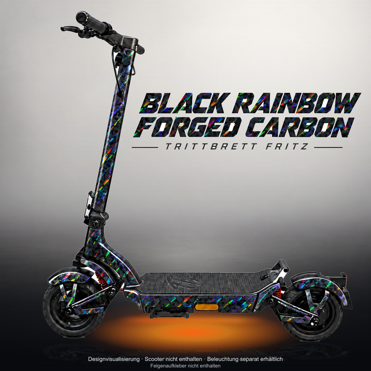 TRITTBRETT FRITZ SKIN | BLACK RAINBOW FORGED CARBON – Studiofoto mit Licht in der Skinfarbe; Scooter und Beleuchtung separat erhältlich