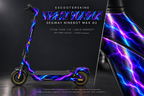 SEGWAY NINEBOT G2 MAX SKIN | VIOLET VOLTAGE – Holo-Effekt simuliert; +24,99 EUR Aufpreis. Digitale Materialsimulation, keine physische Druckprobe. Nur Body-Skin; Trittbrett und Felgenaufkleber separat; Scooter nicht enthalten.