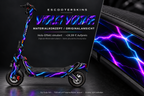 VIOLET VOLTAGE – Holo-Effekt simuliert; +24,99 EUR Aufpreis. Digitale Materialsimulation, keine physische Druckprobe. Nur Body-Skin; Trittbrett und Felgenaufkleber separat; Scooter nicht enthalten.
