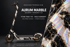 SEGWAY NINEBOT E3 / E3 PRO SKIN | AURUM MARBLE – Holo-Effekt simuliert; +24,99 EUR Aufpreis. Digitale Materialsimulation, keine physische Druckprobe. Nur Body-Skin; Trittbrett und Felgenaufkleber separat; Scooter nicht enthalten.