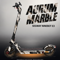 SEGWAY NINEBOT E3 / E3 PRO SKIN | AURUM MARBLE – Studiofoto mit Licht in der Skinfarbe; Scooter und Beleuchtung separat erhältlich