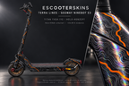 SEGWAY NINEBOT E3 / E3 PRO SKIN | TERRA LINES – Holo-Effekt simuliert; +24,99 EUR Aufpreis. Digitale Materialsimulation, keine physische Druckprobe. Nur Body-Skin; Trittbrett und Felgenaufkleber separat; Scooter nicht enthalten.