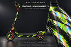 SEGWAY NINEBOT F3 / F3 PRO SKIN | TOXIC GRID – Holo-Effekt simuliert; +24,99 EUR Aufpreis. Digitale Materialsimulation, keine physische Druckprobe. Nur Body-Skin; Trittbrett und Felgenaufkleber separat; Scooter nicht enthalten.