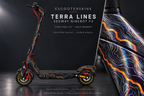 SEGWAY NINEBOT F3 / F3 PRO SKIN | TERRA LINES – Holo-Effekt simuliert; +24,99 EUR Aufpreis. Digitale Materialsimulation, keine physische Druckprobe. Nur Body-Skin; Trittbrett und Felgenaufkleber separat; Scooter nicht enthalten.