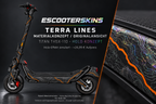 TERRA LINES – Holo-Effekt simuliert; +24,99 EUR Aufpreis. Digitale Materialsimulation, keine physische Druckprobe. Nur Body-Skin; Trittbrett und Felgenaufkleber separat; Scooter nicht enthalten.