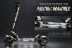 AURUM MARBLE · Holo-Effekt simuliert · +24,99 € Aufpreis · digitale Materialsimulation, keine physische Druckprobe; Trittbrett und Felgenaufkleber separat; Scooter nicht enthalten.