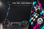 SEGWAY NINEBOT E3 / E3 PRO SKIN | STREET VIBES – Holo-Effekt simuliert; +24,99 EUR Aufpreis. Digitale Materialsimulation, keine physische Druckprobe. Nur Body-Skin; Trittbrett und Felgenaufkleber separat; Scooter nicht enthalten.