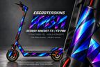 SEGWAY NINEBOT F3 / F3 PRO SKIN | PRISM – Holo-Effekt simuliert; +24,99 EUR Aufpreis. Digitale Materialsimulation, keine physische Druckprobe. Nur Body-Skin; Trittbrett und Felgenaufkleber separat; Scooter nicht enthalten.