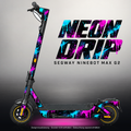 SEGWAY NINEBOT G2 MAX SKIN | NEON DRIP – Studiofoto mit Licht in der Skinfarbe; Scooter und Beleuchtung separat erhältlich