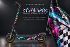 SEGWAY NINEBOT G2 MAX SKIN | STREET VIBES – Holo-Effekt simuliert; +24,99 EUR Aufpreis. Digitale Materialsimulation, keine physische Druckprobe. Nur Body-Skin; Trittbrett und Felgenaufkleber separat; Scooter nicht enthalten.