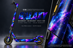 SEGWAY NINEBOT G2 MAX SKIN | GALAXY – Holo-Effekt simuliert; +24,99 EUR Aufpreis. Digitale Materialsimulation, keine physische Druckprobe. Nur Body-Skin; Trittbrett und Felgenaufkleber separat; Scooter nicht enthalten.