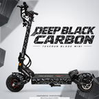 TEVERUN BLADE MINI / PRO / ULTRA SKIN | DEEP BLACK CARBON – Designvisualisierung mit optionalem Lichteffekt. Beleuchtung und Reifenaufkleber separat erhältlich. Scooter nicht enthalten.