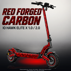 IO HAWK ELITE X 1.0 / 2.0 SKIN | RED FORGED CARBON – Designvisualisierung mit Licht in der Skinfarbe; Scooter nicht enthalten, Beleuchtung separat erhältlich
