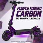 IO HAWK LEGACY SKIN | PURPLE FORGED CARBON – Designvisualisierung mit optionalem Lichteffekt. Beleuchtung und Reifenaufkleber separat erhältlich. Scooter nicht enthalten.