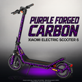 XIAOMI ELECTRIC SCOOTER 6 SKIN | PURPLE FORGED CARBON – Designvisualisierung mit Licht in der Skinfarbe; Scooter nicht enthalten, Beleuchtung separat erhältlich