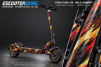 IO HAWK ELITE X 1.0 / 2.0 SKIN | IRONFORGE – Holo-Effekt simuliert; +24,99 EUR Aufpreis. Digitale Materialsimulation, keine physische Druckprobe. Nur Body-Skin; Scooter und Felgenaufkleber nicht enthalten.