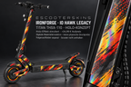 IO HAWK LEGACY SKIN | IRONFORGE – Holo-Effekt simuliert; +24,99 EUR Aufpreis. Digitale Materialsimulation, keine physische Druckprobe. Nur Body-Skin; Scooter und Felgenaufkleber nicht enthalten.