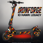 IO HAWK LEGACY SKIN | IRONFORGE – Designvisualisierung im Studio-Look mit Licht in der Skinfarbe; Scooter nicht enthalten, Beleuchtung separat erhältlich