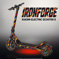 XIAOMI ELECTRIC SCOOTER 6 SKIN | IRONFORGE – Designvisualisierung im Studio-Look mit Licht in der Skinfarbe; Scooter nicht enthalten, Beleuchtung separat erhältlich