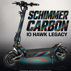 IO HAWK LEGACY SKIN | SCHIMMER CARBON – Designvisualisierung im Studio-Look mit Licht in der Skinfarbe; Scooter nicht enthalten, Beleuchtung separat erhältlich