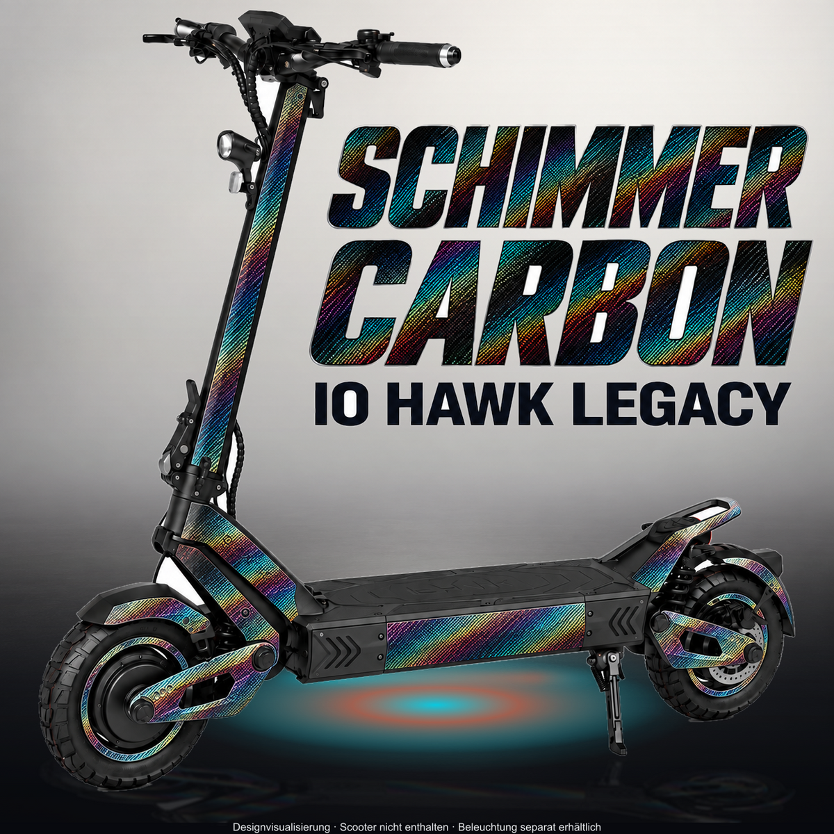 IO HAWK LEGACY SKIN | SCHIMMER CARBON – Designvisualisierung im Studio-Look mit Licht in der Skinfarbe; Scooter nicht enthalten, Beleuchtung separat erhältlich