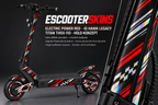 IO HAWK LEGACY SKIN | ELECTRIC POWER RED – Holo-Effekt simuliert; +24,99 EUR Aufpreis. Digitale Materialsimulation, keine physische Druckprobe. Nur Body-Skin; Scooter und Felgenaufkleber nicht enthalten.