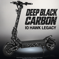 IO HAWK LEGACY SKIN | DEEP BLACK CARBON – Designvisualisierung mit Licht in der Skinfarbe; Scooter nicht enthalten, Beleuchtung separat erhältlich