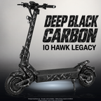 IO HAWK LEGACY SKIN | DEEP BLACK CARBON – Designvisualisierung mit Licht in der Skinfarbe; Scooter nicht enthalten, Beleuchtung separat erhältlich
