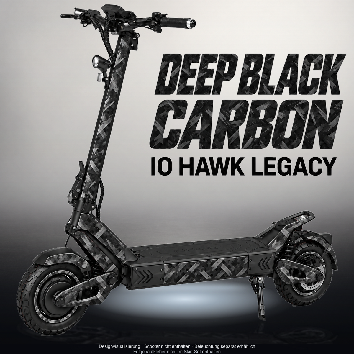 IO HAWK LEGACY SKIN | DEEP BLACK CARBON – Designvisualisierung mit Licht in der Skinfarbe; Scooter nicht enthalten, Beleuchtung separat erhältlich
