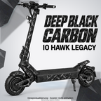 IO HAWK LEGACY SKIN | DEEP BLACK CARBON – Designvisualisierung mit optionalem Lichteffekt. Beleuchtung und Reifenaufkleber separat erhältlich. Scooter nicht enthalten.