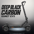 EGRET EY!1 SKIN | DEEP BLACK CARBON – Designvisualisierung mit Licht in der Skinfarbe; Scooter nicht enthalten, Beleuchtung separat erhältlich