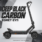 Egret Ey!1 Skin DEEP BLACK CARBON – Designvisualisierung. Reifenaufkleber separat erhältlich. Scooter nicht enthalten.