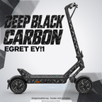 EGRET EY!1 SKIN | DEEP BLACK CARBON – Designvisualisierung mit optionalem Lichteffekt. Beleuchtung und Reifenaufkleber separat erhältlich. Scooter nicht enthalten.