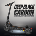 XIAOMI ELECTRIC SCOOTER 6 SKIN | DEEP BLACK CARBON – Designvisualisierung mit Licht in der Skinfarbe; Scooter nicht enthalten, Beleuchtung separat erhältlich