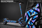 IO HAWK ELITE X 1.0 / 2.0 SKIN | MYSTERY ATLANTIS – Holo-Effekt simuliert; +24,99 EUR Aufpreis. Digitale Materialsimulation, keine physische Druckprobe. Nur Body-Skin; Scooter und Felgenaufkleber nicht enthalten.