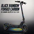 IO HAWK ELITE X 1.0 / 2.0 SKIN | BLACK RAINBOW FORGED CARBON – Designvisualisierung mit Licht in der Skinfarbe; Scooter nicht enthalten, Beleuchtung separat erhältlich