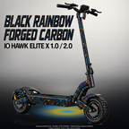 IO HAWK ELITE X 1.0 / 2.0 SKIN | BLACK RAINBOW FORGED CARBON – Designvisualisierung mit Licht in der Skinfarbe; Scooter nicht enthalten, Beleuchtung separat erhältlich