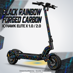 IO HAWK ELITE X 1.0 / 2.0 SKIN | BLACK RAINBOW FORGED CARBON – Designvisualisierung mit farblich passendem Lichtschein. Scooter nicht enthalten; Beleuchtung separat erhältlich.