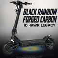 IO HAWK LEGACY SKIN | BLACK RAINBOW FORGED CARBON – Designvisualisierung mit Licht in der Skinfarbe; Scooter nicht enthalten, Beleuchtung separat erhältlich