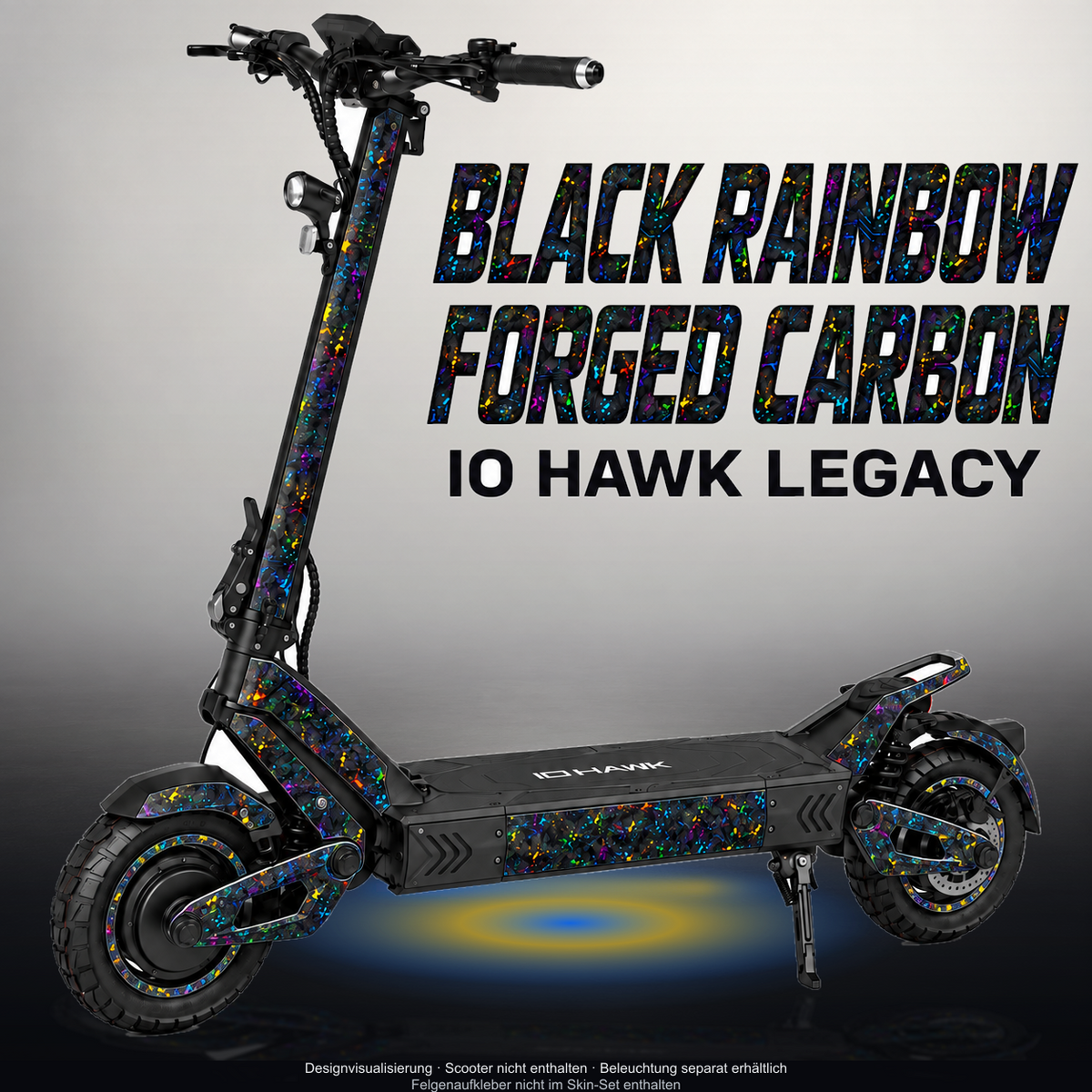 IO HAWK LEGACY SKIN | BLACK RAINBOW FORGED CARBON – Designvisualisierung mit Licht in der Skinfarbe; Scooter nicht enthalten, Beleuchtung separat erhältlich