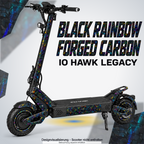 IO HAWK LEGACY SKIN | BLACK RAINBOW FORGED CARBON – Designvisualisierung mit farblich passendem Lichtschein. Scooter nicht enthalten; Beleuchtung separat erhältlich.