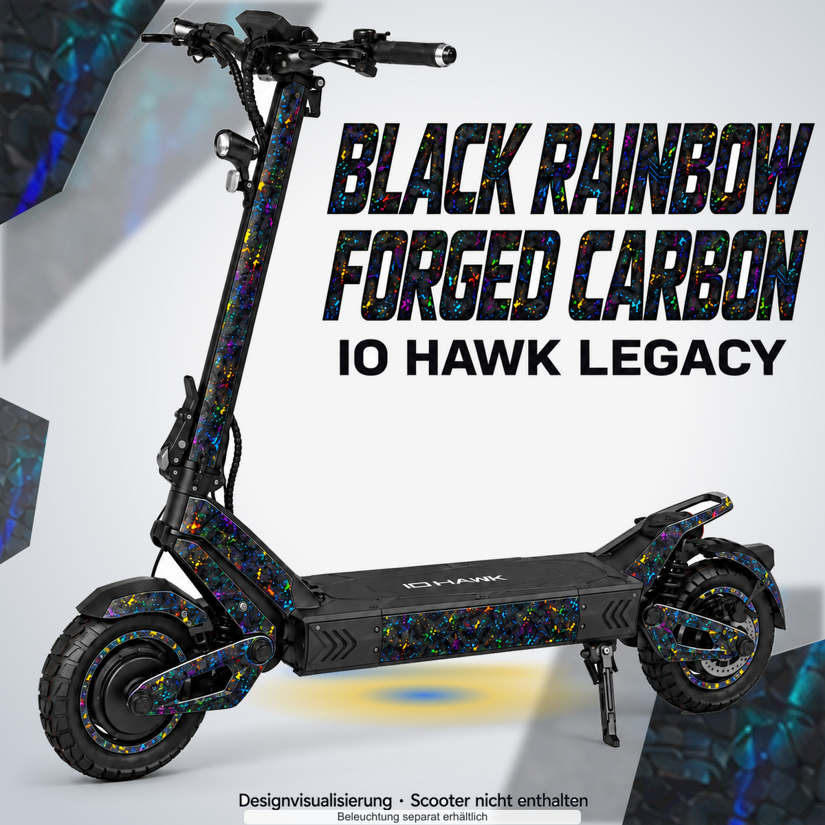 IO HAWK LEGACY SKIN | BLACK RAINBOW FORGED CARBON – Designvisualisierung mit farblich passendem Lichtschein. Scooter nicht enthalten; Beleuchtung separat erhältlich.