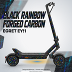 EGRET EY!1 SKIN | BLACK RAINBOW FORGED CARBON – Designvisualisierung mit farblich passendem Lichtschein. Scooter nicht enthalten; Beleuchtung separat erhältlich.